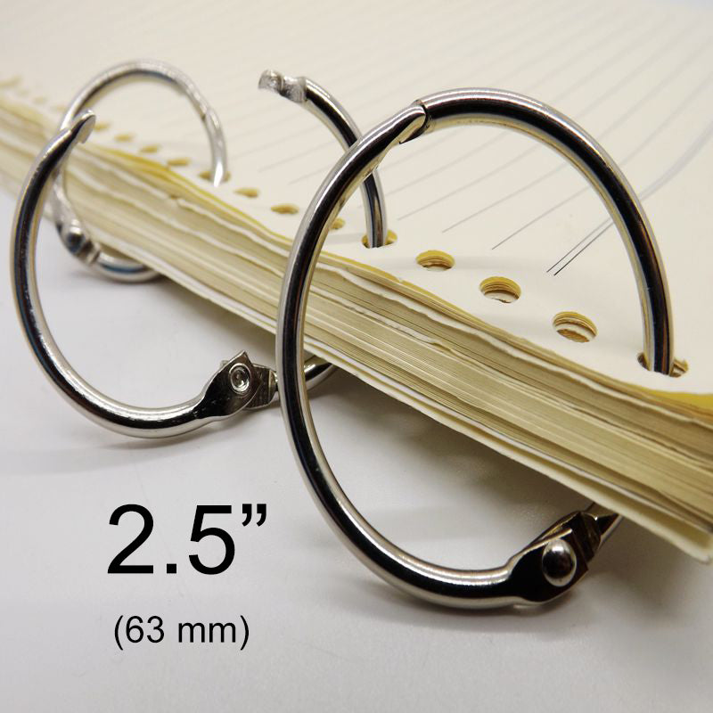 Argollas abatibles articuladas metálicas con bisagra de perno remachado en acabado niquelado (plateado). Medida de 63 mm de diámetro interior, ideal para carpetas, agendas, menús, publicaciones impresas, carteles colgantes y gráficos. Capacidad para almacenar 520 hojas. Argollas abatibles articuladas metálicas con bisagra de perno remachado en acabado niquelado (plateado). Medida de 63 mm de diámetro interior, ideal para carpetas, agendas, menús, publicaciones impresas, carteles colgantes y gráficos. Capacidad para almacenar 520 hojas.